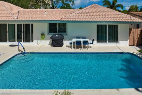 Sail Away Beach Cottage Sleeps 10 Heated Pool