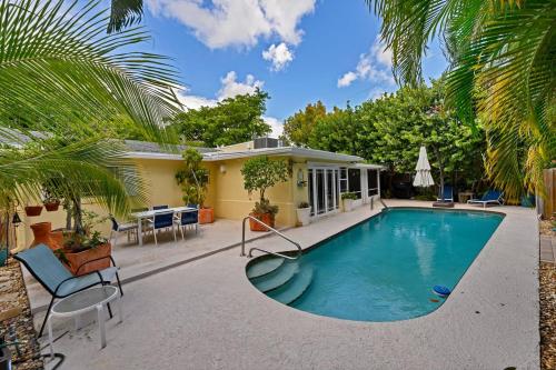 Swimming pool, Cinderella's Beach Cottage in North Palm Beach (FL)