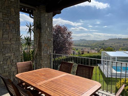 Balkons/terase, 65m² 3 guļamistaba, 1 privāta vannas istaba Dzīvoklis Montaldo Scarampi
 (La Casa Blu Apartment) in Montaldo Scarampi