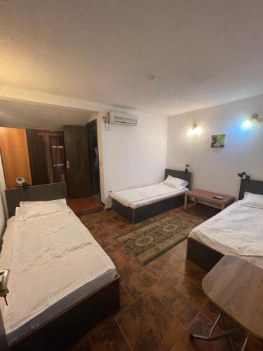 3 twin beds