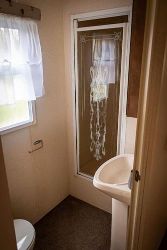 Bathroom, Peaceful Corner Caravan in Glenluce