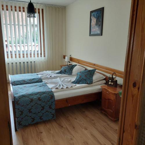 1 queen bed, 2 twin beds