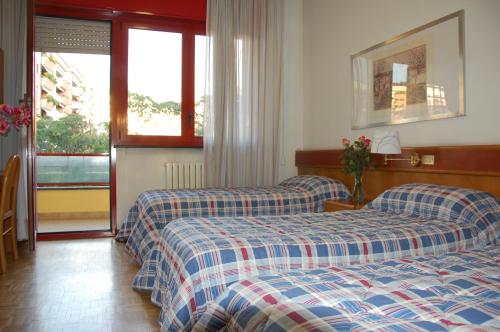 1 king bed, 1 twin bed