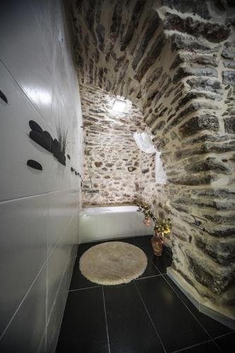 Bathroom, H Vilitsa tis Annous tou Antria in Kalamoti