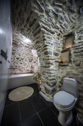 Bathroom, H Vilitsa tis Annous tou Antria in Kalamoti