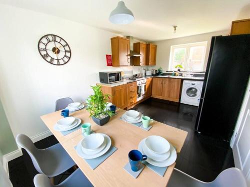 Bewdley House - 5 Bedroom 3.5 Bathroom House - Free Parking, Private Garden, Super-Fast Wifi and Smart TVs by Yoko Property