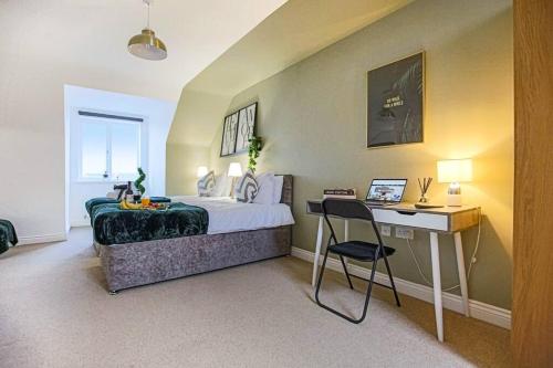 Bewdley House - 5 Bedroom 3.5 Bathroom House - Free Parking, Private Garden, Super-Fast Wifi and Smart TVs by Yoko Property