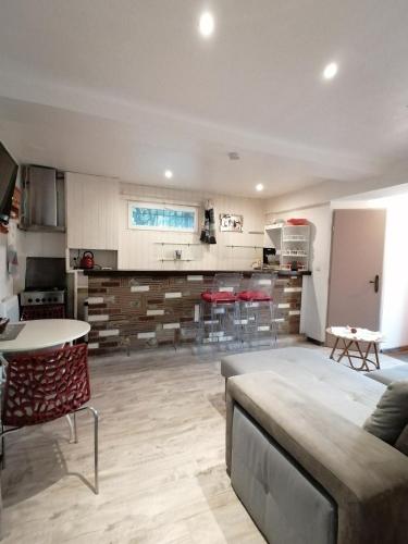 Charmant appartement indépendant, 5 mn de Rouen, avec terrasse.