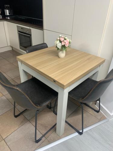 Picture of Wharf Inn Premier Apartment Central Manchester - Free Private Parking