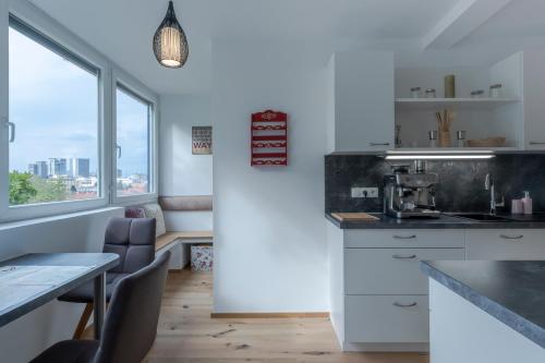 TAMLiving Ljubljana 2BR Center 3 Bridges Great View Kitchen, Ljubljana (photo 5)