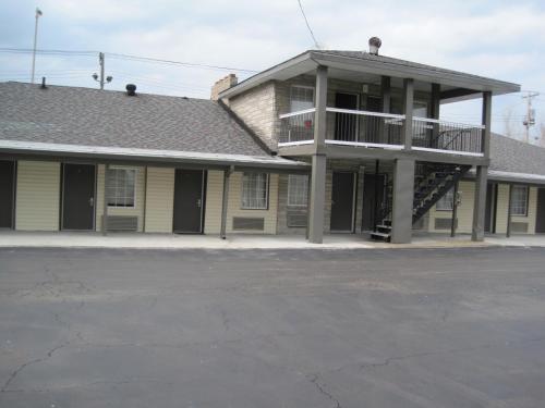 Royal Relax Inn in Fairmont City, USA