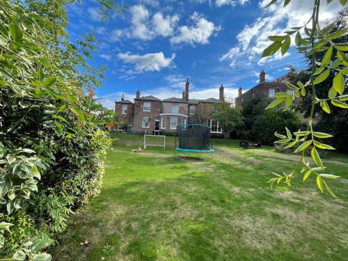 Perfect for Large Family & Friends, Free Parking, Games photo 1