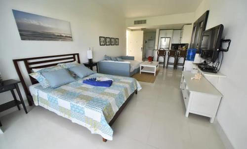 Studio Apartment with Sea View image 8