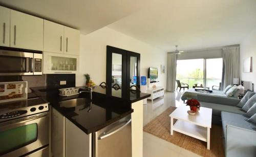 Studio Apartment with Sea View image 4