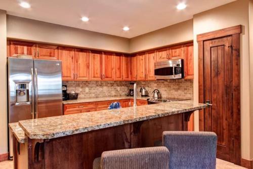 Ski In, Ski Out 2 Bedroom Mountain Condo At The Base Of Peak 7 With Quick Access To Historic Downtown Breckenridge in Breckenridge, USA