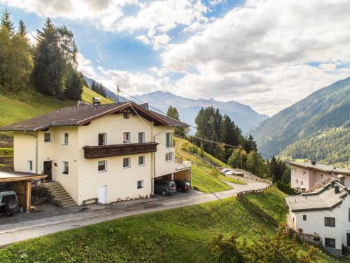  Haus Hauser, Pension in Tobadill