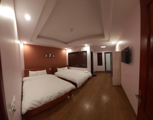 Standard Queen Room with Two Queen Beds image 3