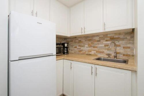 Double Room with Mountain View room in Diamond Head Beach Hotel