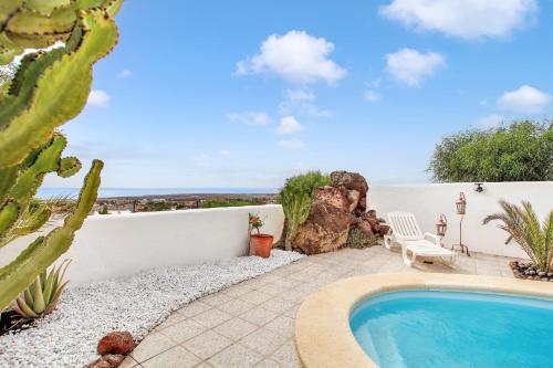 Villa with sea view and pool