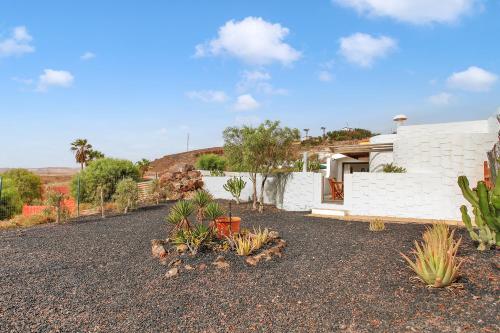 Villa with sea view and pool