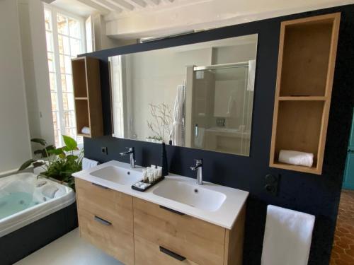 浴室, Suite avec Spa Quartier Cathédrale (Suite avec Spa Quartier Cathedrale) in 歐坦