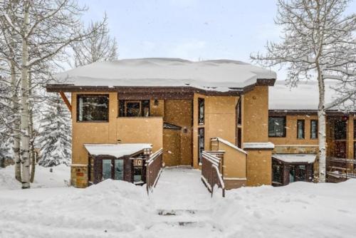 Snowmass Woodrun V 2 Bedroom Ski In, Ski Out Mountain Residence In The Heart Of Snowmass Village