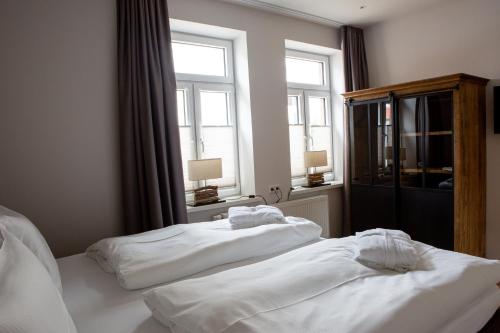 2 queen beds