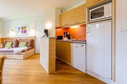 廚房, 瑪伊瓦雙子座公寓酒店 (Residence Pierre & Vacances Les Gemeaux) in 拉普拉涅