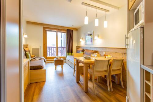 廚房, 瑪伊瓦雙子座公寓酒店 (Residence Pierre & Vacances Les Gemeaux) in 拉普拉涅