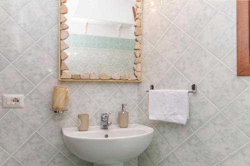 Bathroom, La Dimora Di Montelittu With AC - Happy Rentals in Loiri