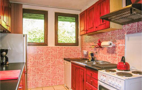 virtuve, 3 Bedroom Beautiful Home In Lubiecin in Lubiecin