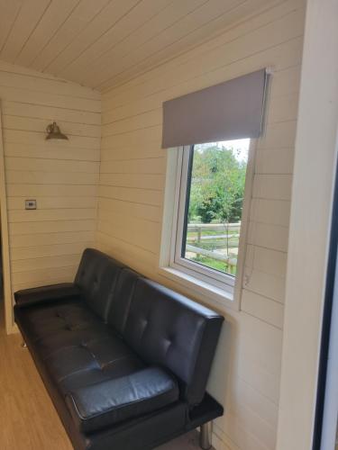 Shepherds Hut - Riverview 4