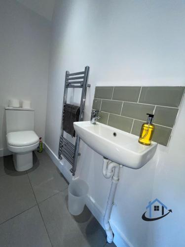 Acaster House, Rooms 1 to 5, free parking, SUPER fast wi-fi, en-suite, corporates welcome