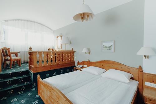 1 queen bed, 1 sofa bed