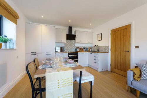 Picture of Honeysuckle - 1 Bedroom Luxury Apartment By Mint Stays