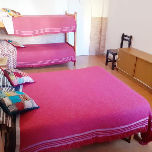 1 queen bed, 2 twin beds