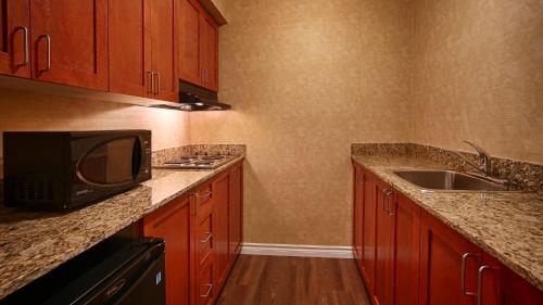 เบสต์ เวสเทิร์น พลัส โรส ซิตี สวีตส์ (Best Western Plus Rose City Suites) in เวลแลนด์ (ON)