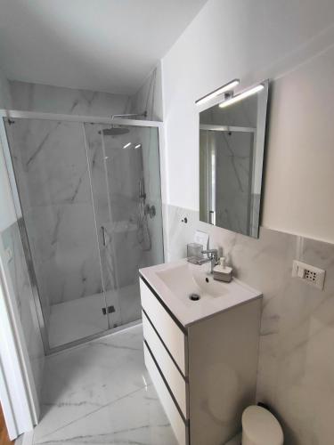 Deluxe Single Room with Balcony image 10
