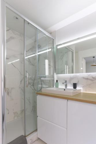 Eiffel Tower Royal Apartment - image 3