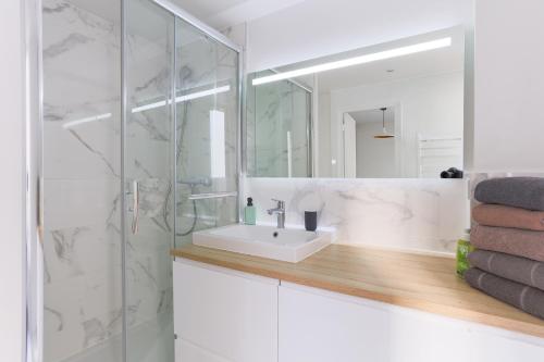 Eiffel Tower Royal Apartment - image 13