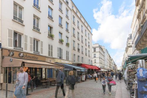 Eiffel Tower Royal Apartment - image 5