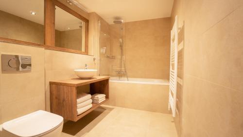 Savoy Hotel - image 41