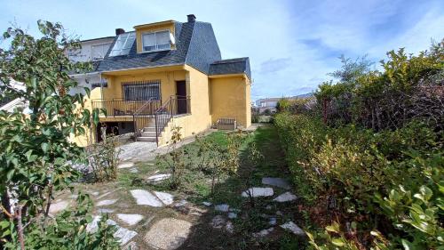  Casa Rural Alameda con chimenea y jardín in El Barco de Ávila