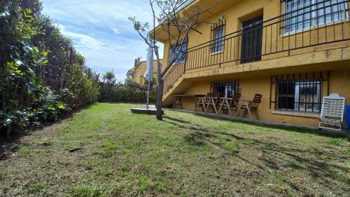 Casa Rural Alameda con chimenea y jardín (Casa Rural Alameda con chimenea y jardin) in El Barco de Avila