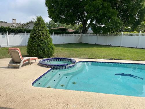 Walk to Indian Rocks Beach Exclusive Use of Hot Tub, Pool, BBQ,with Privacy in Largo, USA