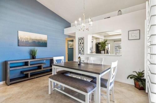 Desert Falls Resort Villa w/ Golf & Mountain views! in Palm Desert, USA