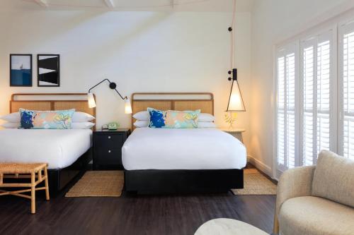 2 queen beds
