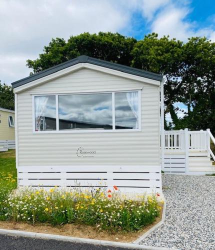Our Osprey sleeps 4-6 persons-Tranquil holiday away from it all yet not far from St Austell- The Holiday Home has two bedrooms, living and dining area, equipped kitchen-decking-outdoor furniture-fishing lakes- This holiday home is not pet friendly