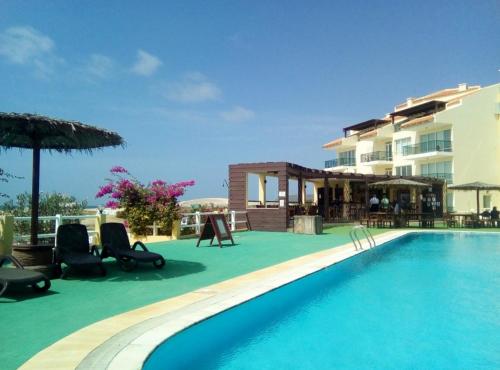 Spacious 2 bed Apt with pool & sea views