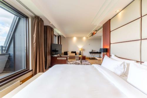 Junior Suite with Panoramic View image 8